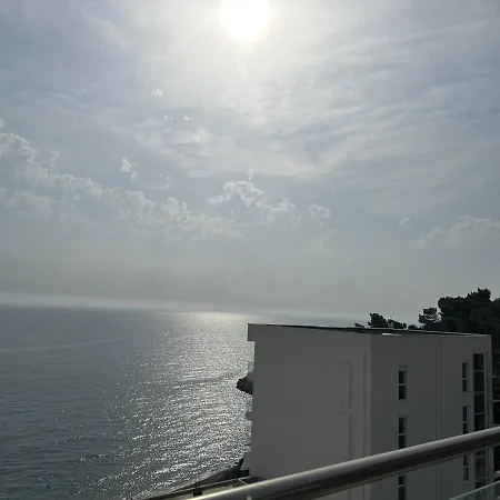 Отель Coastal *